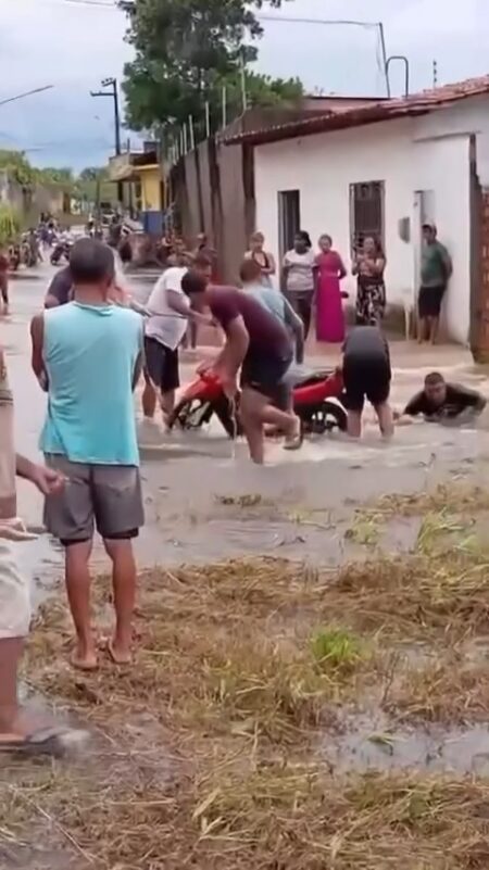 Resgate de moto em meio à enxurrada marca caos após chuvas em Santa Rita