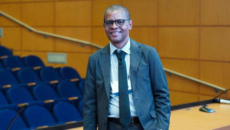Educação básica avança no acesso, mas esbarra em desigualdade e modelo defasado, aponta pesquisador em conferência da FAPESP