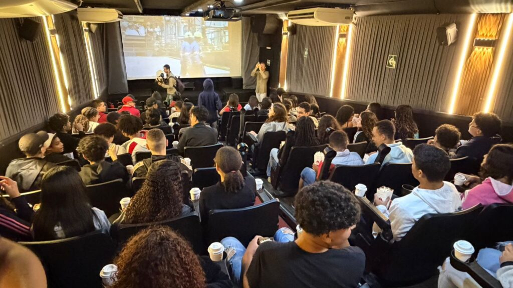 Cinema gratuito com pipoca e refrigerante leva telona a cidades do Maranhão