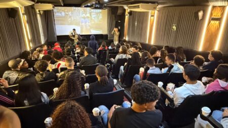 Cinema gratuito com pipoca e refrigerante leva telona a cidades do Maranhão