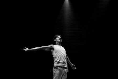 Tuca Andrada apresenta solo inspirado em Torquato Neto no Teatro Sesc Napoleão Ewerton