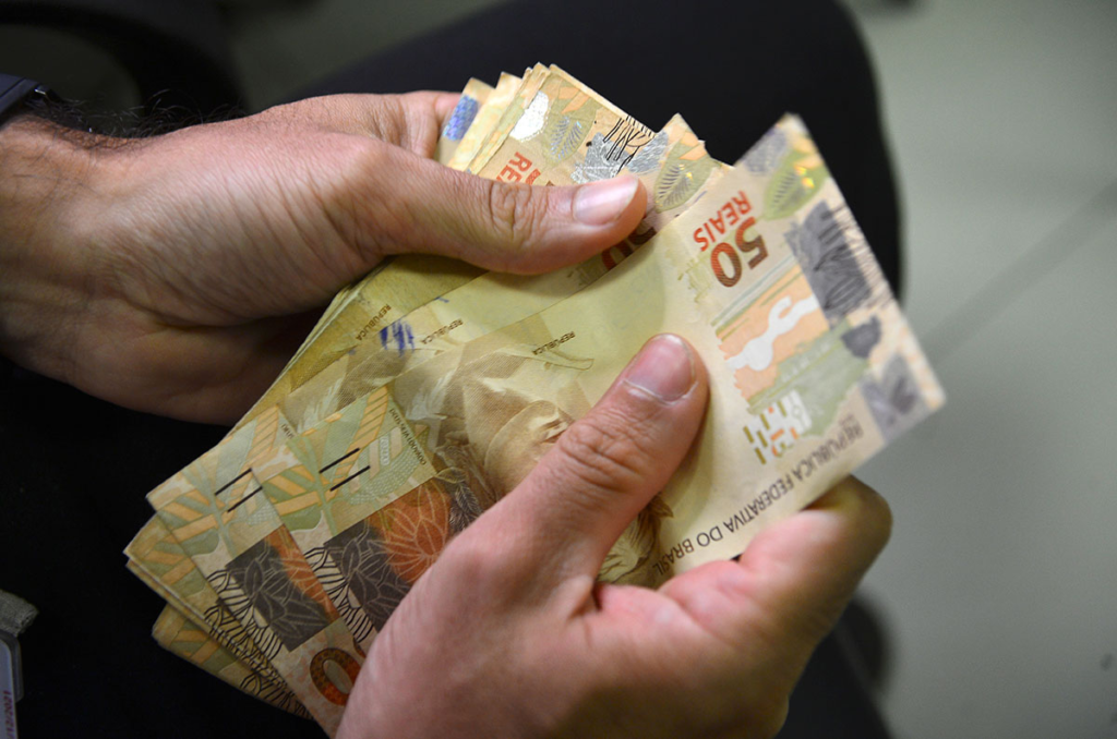 Renda média do brasileiro atinge recorde de R$ 3.367 em 2025, aponta IBGE