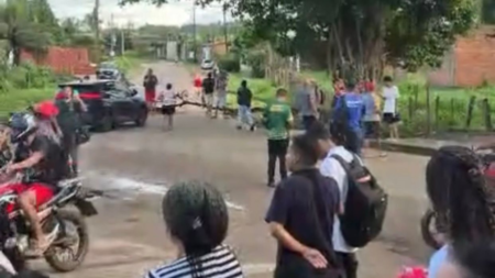 Manifestantes bloqueiam via em São Luís para cobrar volta de linha de ônibus no Residencial Nova Vida