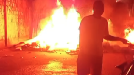 Moradores do Vicente Fialho incendeiam objetos em protesto contra esgoto e buracos