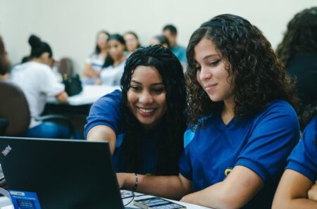 Programa forma meninas do Maranhão em criação de jogos digitais e empreendedorismo