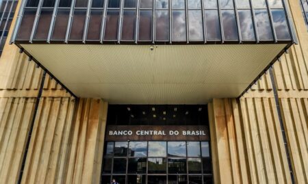Focus indica queda gradual da inflação, mas mercado mantém cautela com juros e câmbio