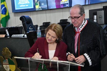Nova desembargadora do TJMA tem posse em sessão com homenagens e discurso emocionado