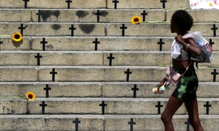 Queda histórica de mortes violentas no Brasil, mas feminicídios e mortes por policiais sobem