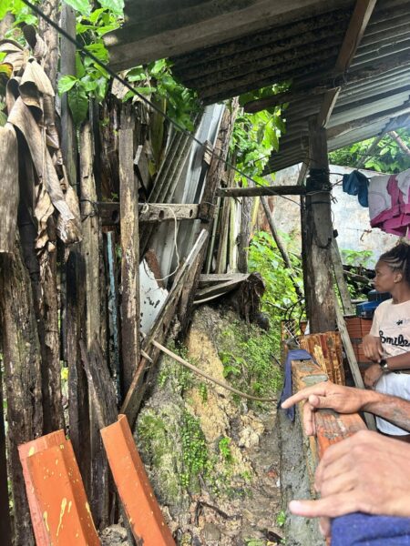 Sem obra, moradores de encosta no Itaqui-Bacanga erguem contenção com dinheiro próprio enquanto poder público não responde