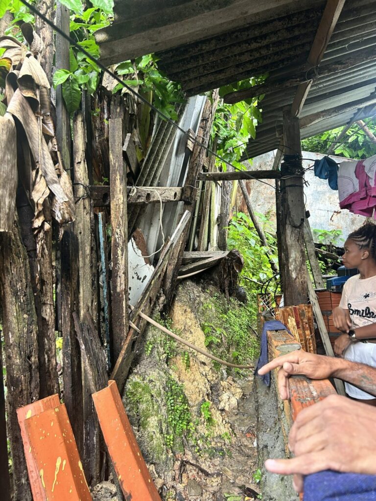 Sem obra, moradores de encosta no Itaqui-Bacanga erguem contenção com dinheiro próprio enquanto poder público não responde