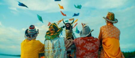 “Toadas em Riba do Mar” mostra no cinema a jornada de cinco amos do bumba meu boi pela Baía de São José