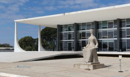 STF retoma sessões e julga ampliação da Lei Maria da Penha para violência em espaços públicos