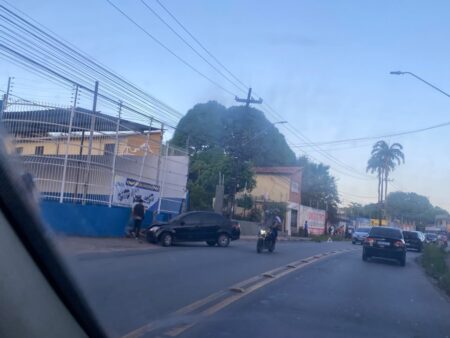 Motorista foge e abandona carro após bater em muro de comércio no Anil