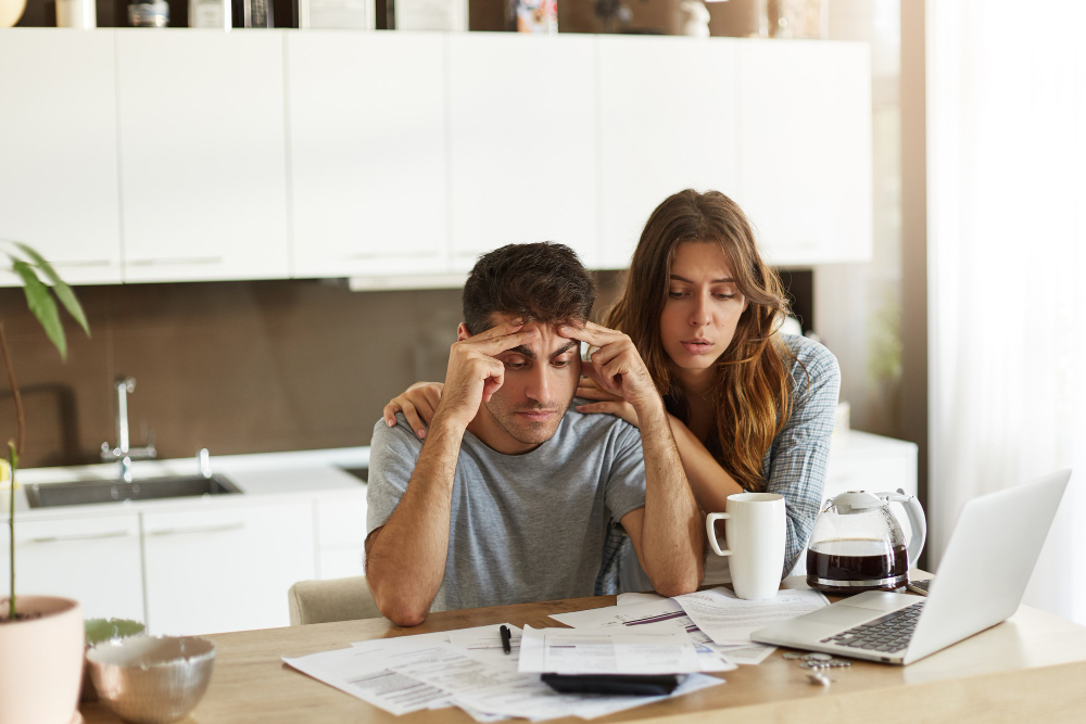 Endividamento bate recorde pelo sétimo mês e atinge 85% das famílias de menor renda. Para a Unolife, dívida é também um problema de saúde mental