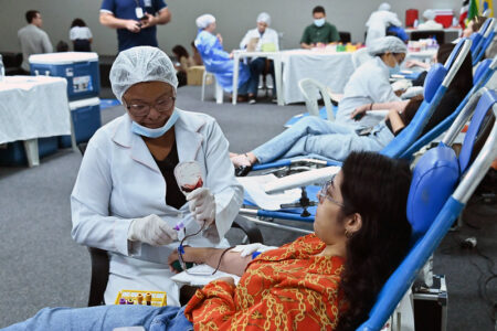 Trote Solidário recebe doações nesta quarta-feira (23), em parceria com o HAIMA; iniciativa busca aproximar novos voluntários e estimular o hábito de doar sangue