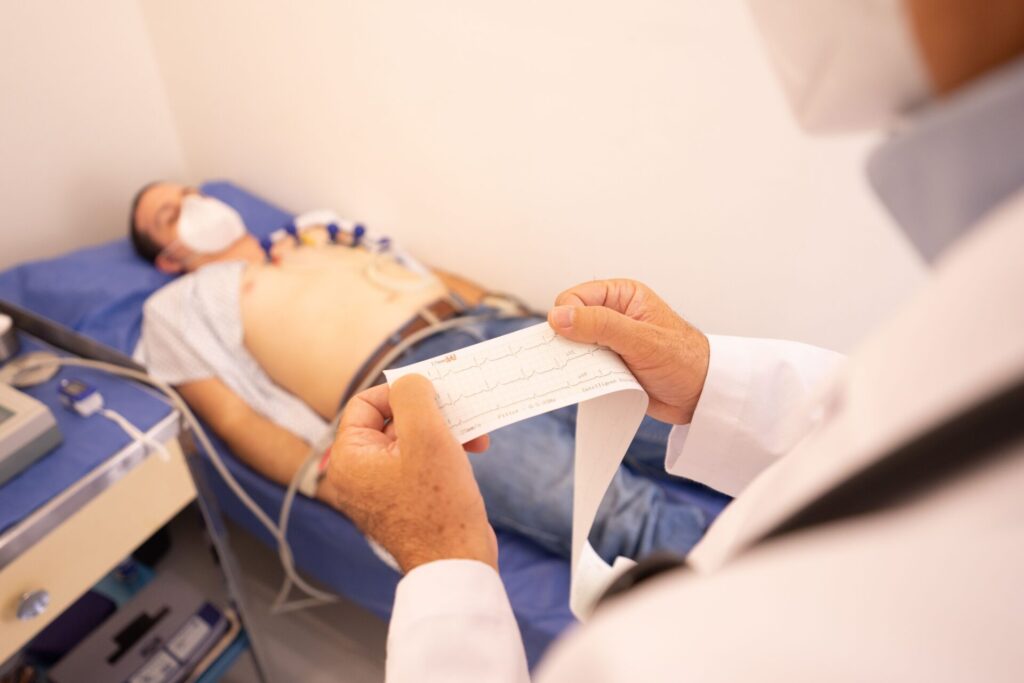 Quando a “porta” do coração fica estreita: especialista alerta para a gravidade da doença da válvula aórtica