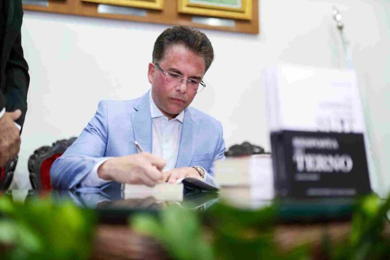 Lançamento da edição bilíngue (português / inglês) de “Resposta ao Terno” de Daniel Blume