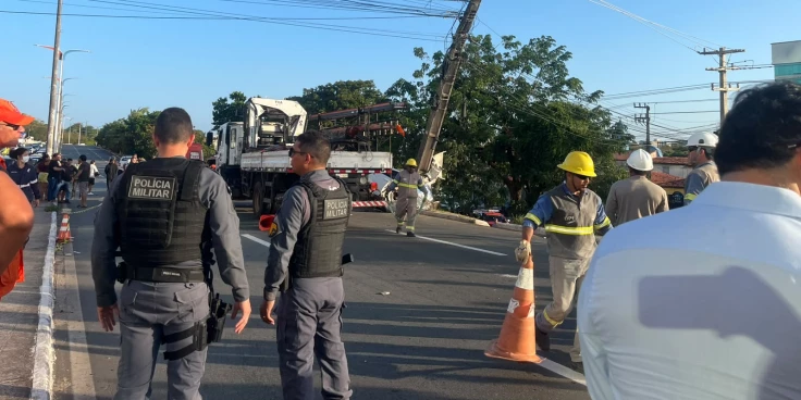 Equatorial substitui poste atingido em acidente que matou pai e filho em São Luís