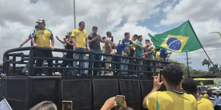 Flávio Bolsonaro cumpre agenda de campanha em São Luís com motocarreata e comício