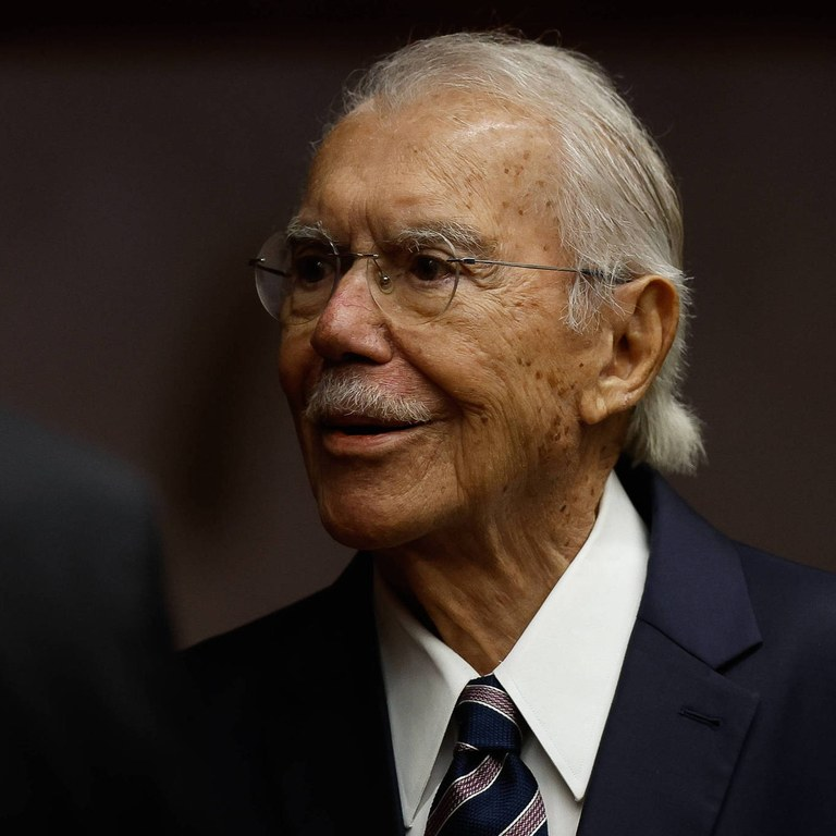 José Sarney segue internado em São Paulo para tratamento de pneumonia