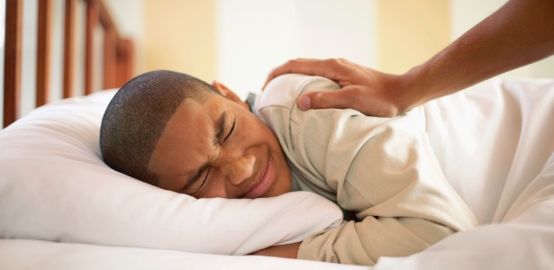 Adolescente que dorme até tarde é preguiçoso? Hormônios ajudam a explicar mudança no relógio biológico