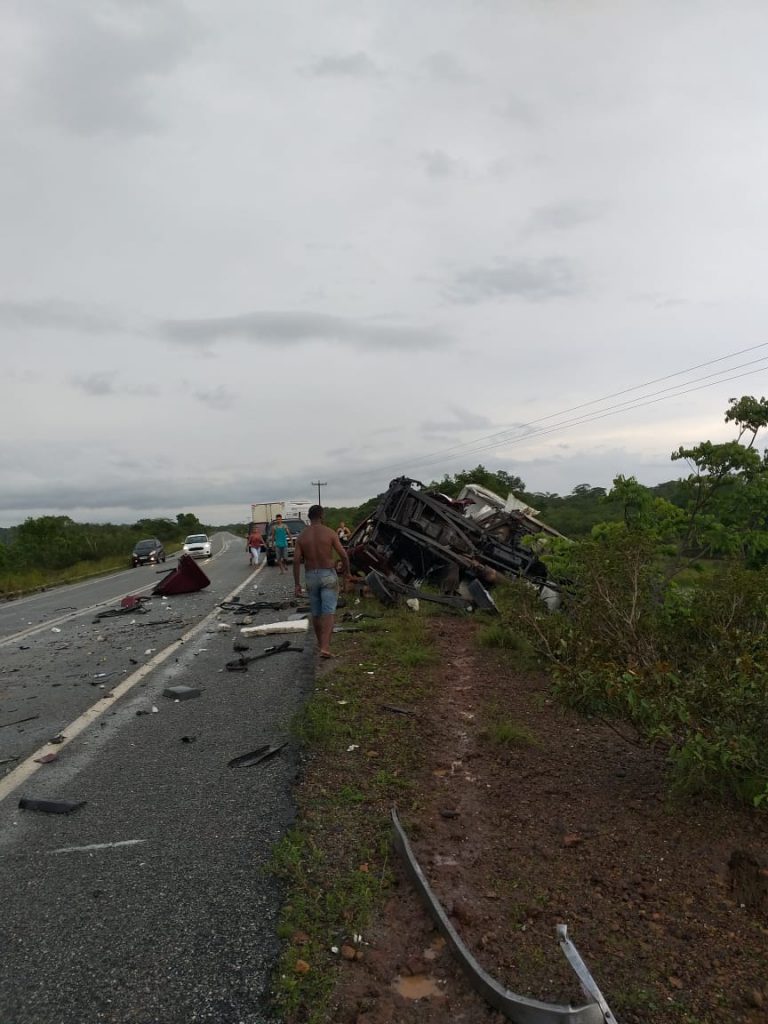 Acidente entre van e caminhão na BR-402 acaba em morte