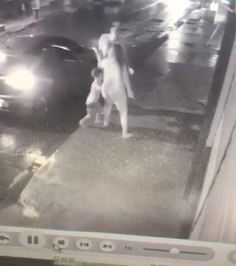 Vídeo mostra momento em que mulher esfaqueia homem na frente dos filhos