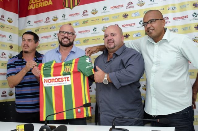 Julinho Camargo é apresentado no Sampaio e promete correr contra o tempo