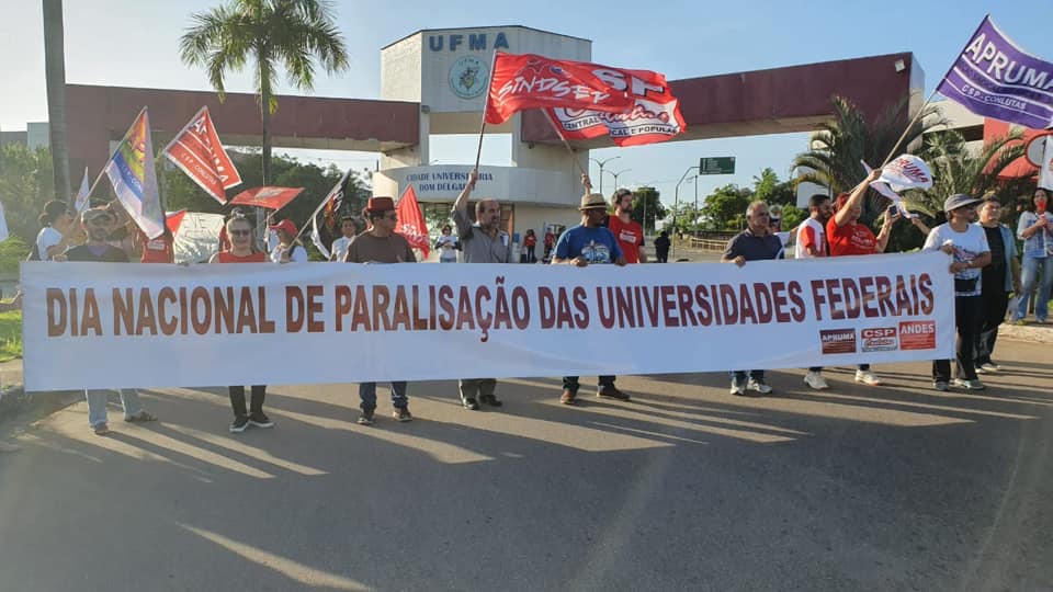 Estudantes da UFMA cruzam os braços