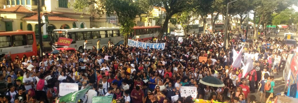 Manifestantes lotam Praça Deodoro em protesto