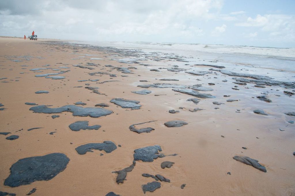 Óleo encontrado em praias do nordeste não é brasileiro, diz Ibama