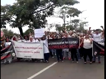 Enfermeiros e técnicos de enfermagem manifestam em frente ao SES
