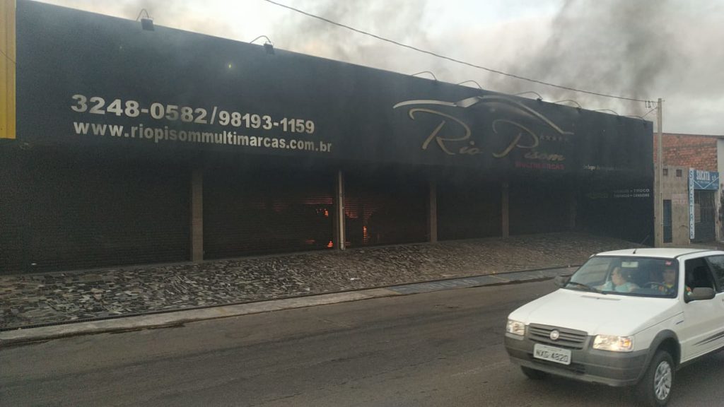 Chamas destroem parte de concessionária na Avenida dos Africanos em SL