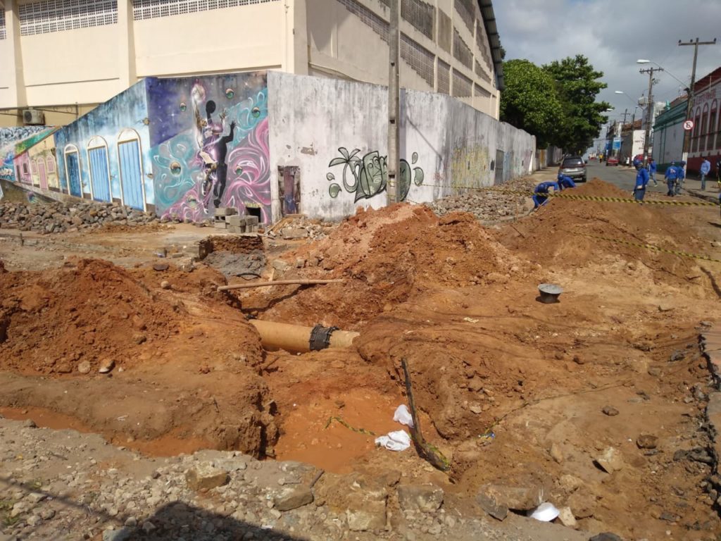 Obras na rua Celso Magalhães no Centro deixam o trânsito complicado