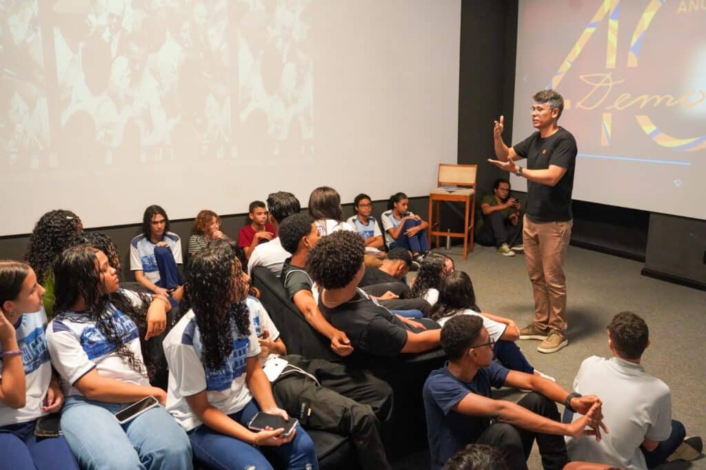 Cine Diálogo leva debate sobre democracia e redemocratização aos alunos do Liceu Maranhense