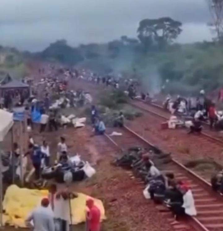 Viagens suspensas! Veja imagens da interdição do MST na Estrada de Ferro Carajás