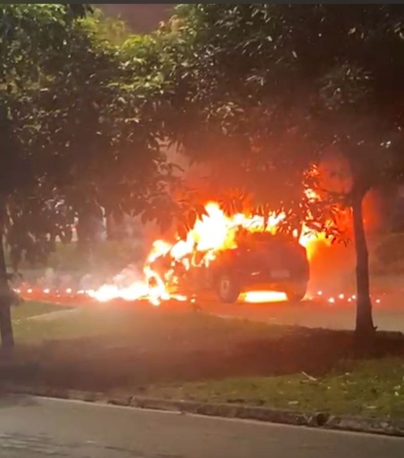 Carro pega fogo na Curva do 90, no Vinhais