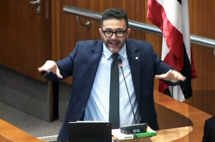 Deputado Yglésio chama colegas de “galináceos” e cacareja na tribuna