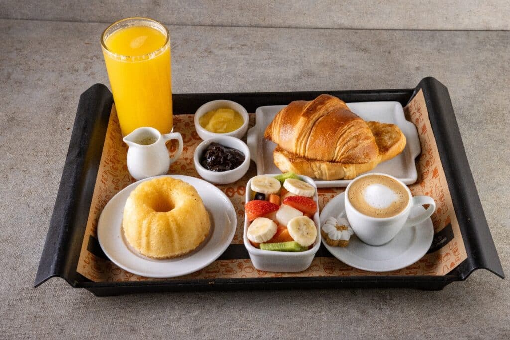 Um presente de amor e sabor: Café da manhã especial para mães e avós com opções