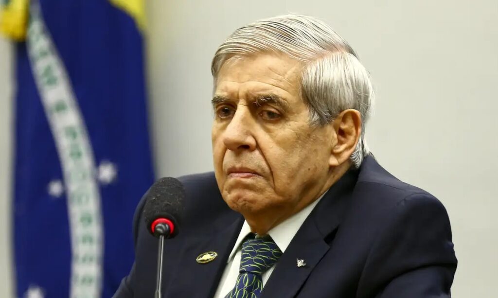 Laudo da PF aponta Alzheimer em general e deve recomendar prisão domiciliar