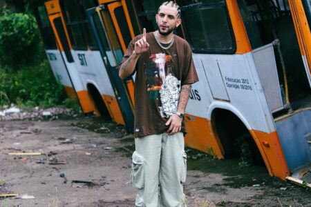 DiLLA narra trajetória da percussão comunitária ao rap independente