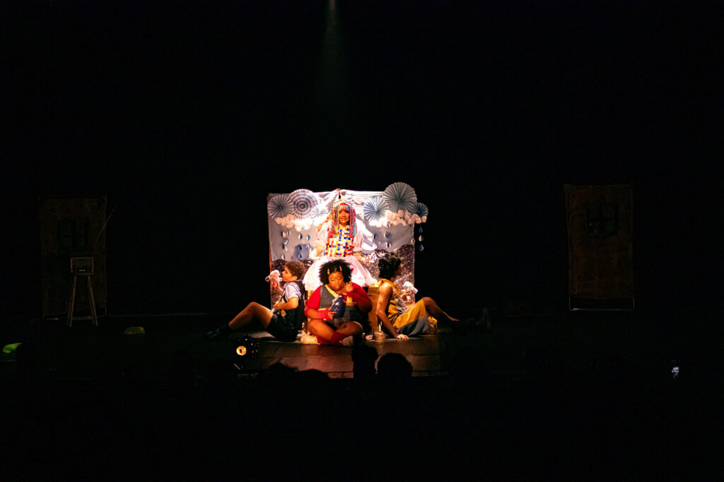 “O Baú da Vó Catarina” leva universo lúdico e sensível ao Teatro Sesc