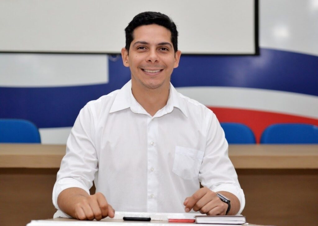 Justiça bloqueia contas de suplente de deputado por omissão em redes sociais