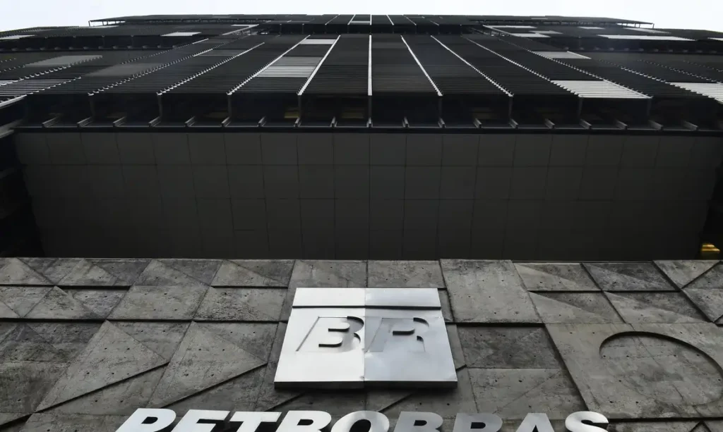 Petrobras anuncia nova queda no preço da gasolina para distribuidoras