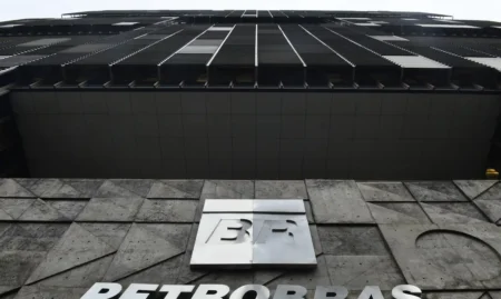 Petrobras anuncia nova queda no preço da gasolina para distribuidoras