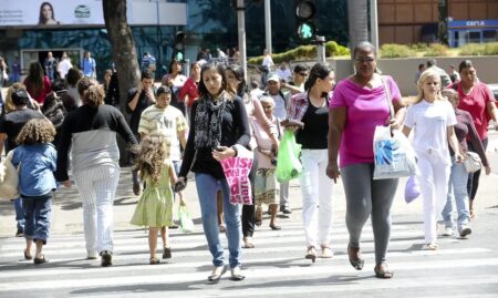 Mercado de trabalho fecha 2025 com recordes históricos de ocupação e renda