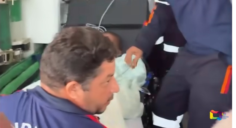 Menino resgatado após 13 dias recebe alta, enquanto primos continuam desaparecidos