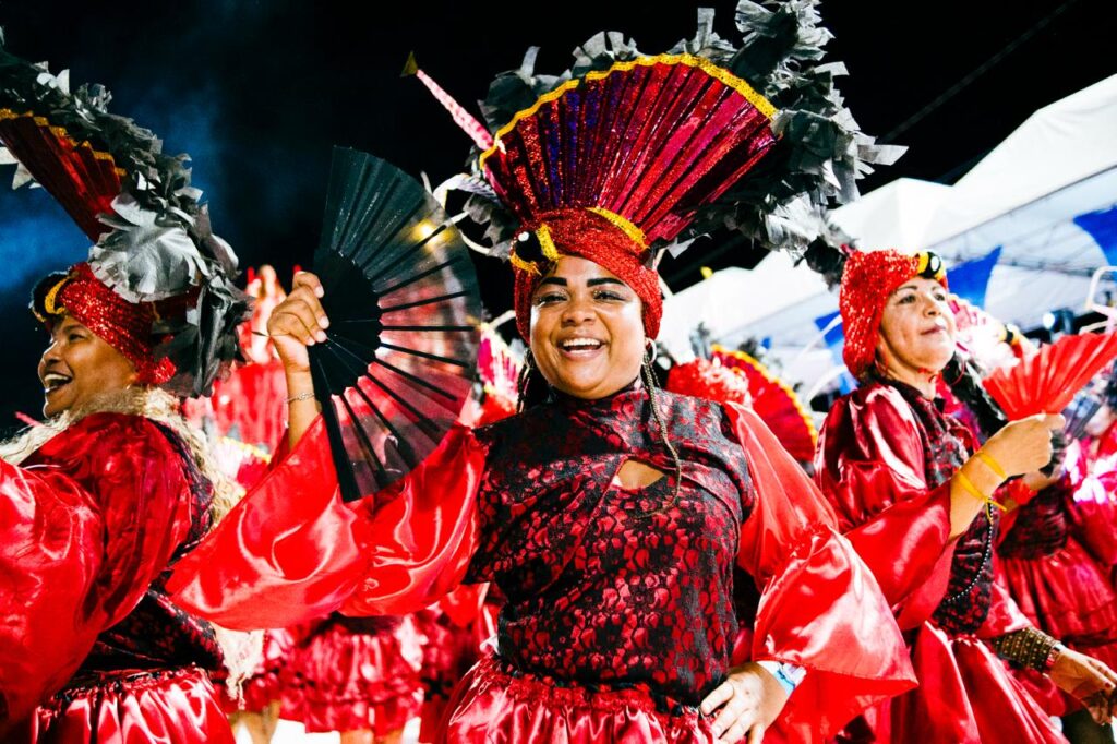 Anel Viário recebe noite de encerramento de desfiles do Grupo B e escolas de samba