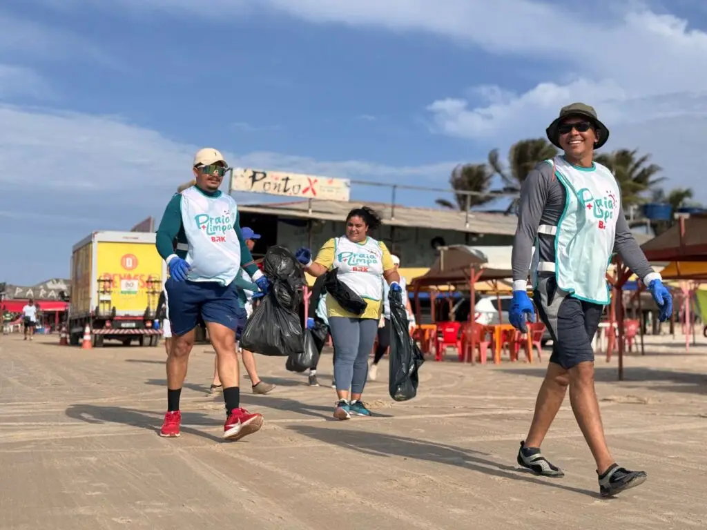 Funcionários da BRK realizam terceira edição do mutirão Praia + Limpa, em São José de Ribamar