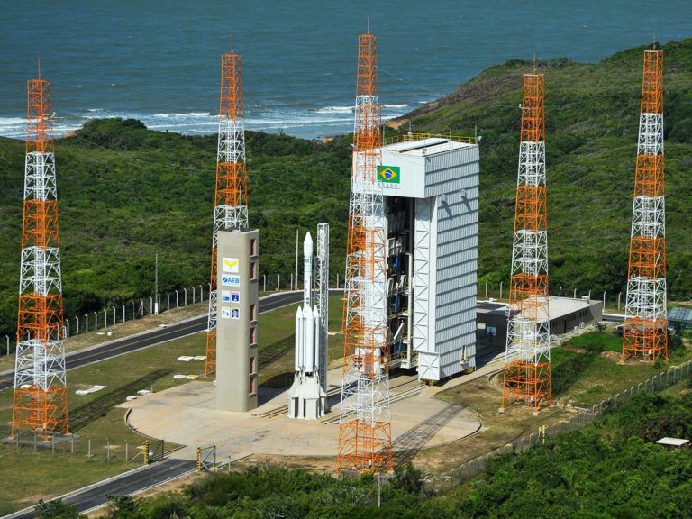 Estudantes de Alcântara participam de programação de satélite e projetam futuro na ciência